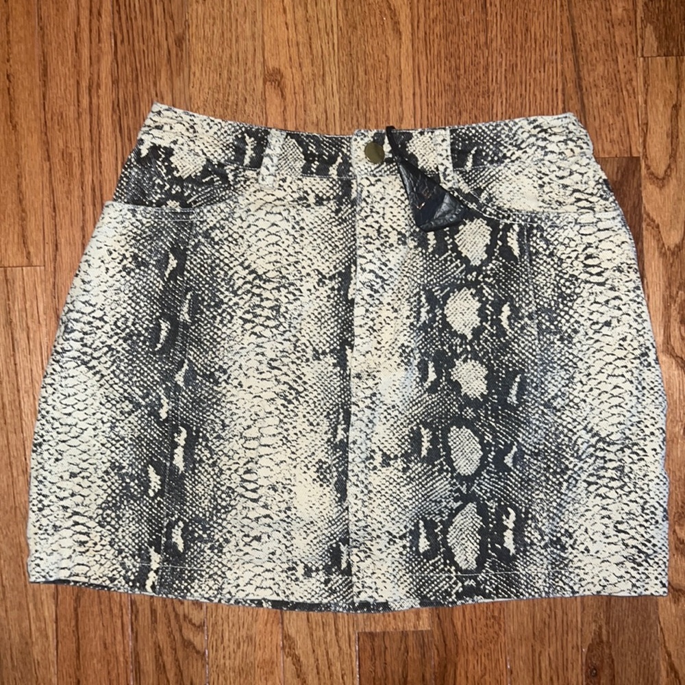 NWT Le Lis Snake Skin Mini Skirt Size Small